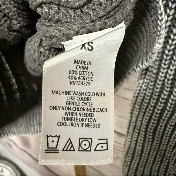 Aeropostale Slouchy Cable-Knit Cropped V-Neck Sweater - Grey Acid Wash - Picture 8 of 9